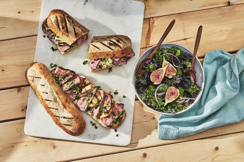 Sandwiches au steak de bœuf garnis de gremolata et d'halloumi